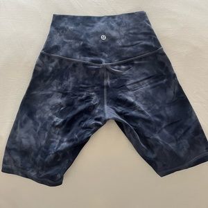 Lululemon women’s Wunder train shorts